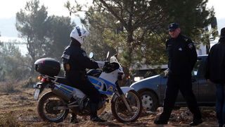 Vir, 190213.
Otoki Vir. 
Kao sto je i najavljeno, pocelo je rusenje ilegalnih objekata. Polazisna tocka bagera je otok Vir na kojem je oko 8.000 bespravno izgradjenih objekata. Nesto prije 9 sati prvi je bager stigao na taj otok. Policija asistira na podr
