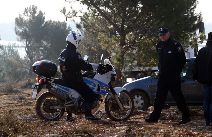 Vir, 190213.
Otoki Vir. 
Kao sto je i najavljeno, pocelo je rusenje ilegalnih objekata. Polazisna tocka bagera je otok Vir na kojem je oko 8.000 bespravno izgradjenih objekata. Nesto prije 9 sati prvi je bager stigao na taj otok. Policija asistira na podr