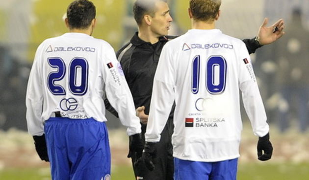 Split, 220209. Stadion Poljud u Splitu. T – Com 1. HNL 19. kolo. Nogometna utakmica Hajduk (Split) – Dinamo (Zagreb) Konfete na poljudskom stadionu, sudac Ivan bebek , Josip Skoko (20) i Senijad Ibrici (10) Foto: Josko Ponos / CROPIX