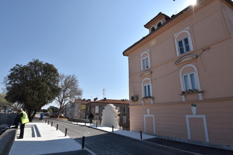 17.03.2016., Zadar – Danas je otvoren promet na Muraju koji je bio obustavljen zbog radova na vratima Svetog Krsevana u sklopu EU projekta HERA. Prema najavi iz Zupanije 6. travnja tog ce se dana svecano otvoriti Prolaz cara Augusta i Vrata sv. Krsevana. 17.03.2016., Zadar – Danas je otvoren promet na Muraju koji je bio obustavljen zbog radova na vratima Svetog Krsevana u sklopu EU projekta HERA. Prema najavi iz Zupanije 6. travnja tog ce se dana svecano otvoriti Prolaz cara Augusta i Vrata sv. Krsevana.