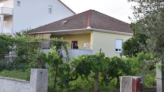 Policijski očevid u obiteljskoj kući u Vrsima, gdje se dogodilo ubojstvo i samoubojstvo Policijski očevid u obiteljskoj kući u Vrsima, gdje se dogodilo ubojstvo i samoubojstvo