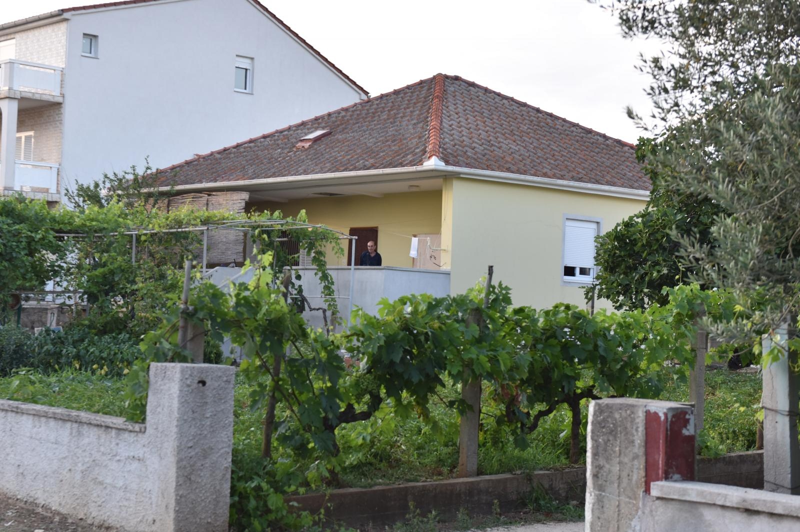 Policijski očevid u obiteljskoj kući u Vrsima, gdje se dogodilo ubojstvo i samoubojstvo Policijski očevid u obiteljskoj kući u Vrsima, gdje se dogodilo ubojstvo i samoubojstvo