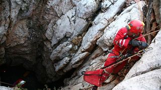 HGSS-ova akcija spašavanja pasa iz Živkine jame (foto: Zoran Erceg)