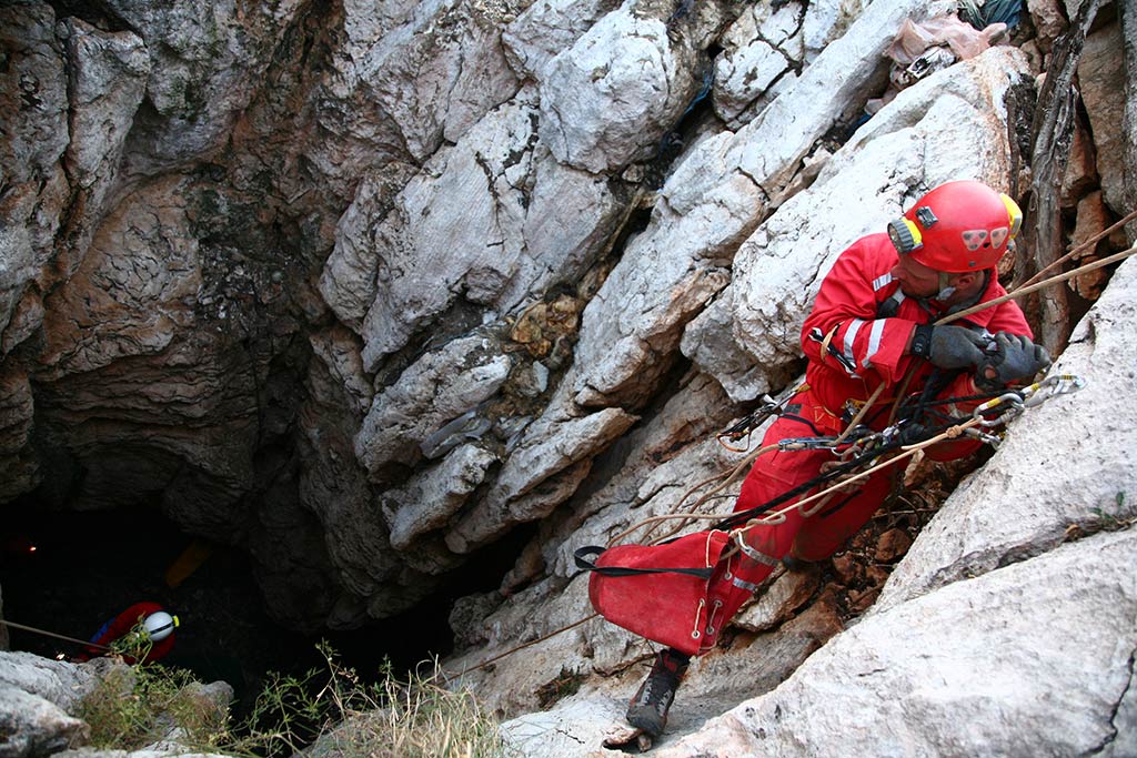 HGSS-ova akcija spašavanja pasa iz Živkine jame (foto: Zoran Erceg)