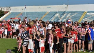 Šime Strikoman i nekoliko stotina Zadrana u Stanovima snimili milenijsku fotografiju u podrške Vatrenima Šime Strikoman i nekoliko stotina Zadrana u Stanovima snimili milenijsku fotografiju u podrške Vatrenima