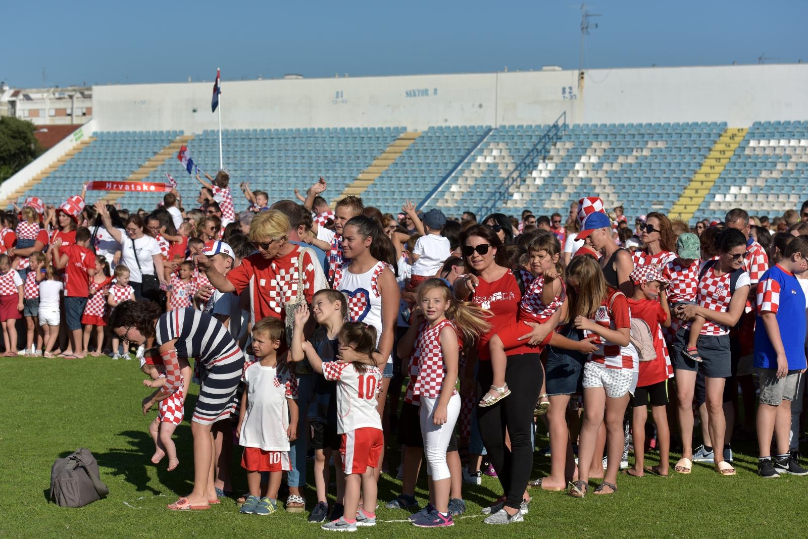 Šime Strikoman i nekoliko stotina Zadrana u Stanovima snimili milenijsku fotografiju u podrške Vatrenima Šime Strikoman i nekoliko stotina Zadrana u Stanovima snimili milenijsku fotografiju u podrške Vatrenima