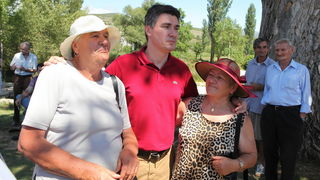 Zadar, 050811.
U Kastel Zegarskom na izletistu Mlinice na Zrmanji druzili su se clanovi aktivisti izborne jedinice sa celnicima Kastavske skupine – Zoranom Milanovicem, Radimirom Cacicem i Silvanom Hreljom.
Na slici: Milanovic i simpatizerke
Foto: Vladimi Zadar, 050811.
U Kastel Zegarskom na izletistu Mlinice na Zrmanji druzili su se clanovi aktivisti izborne jedinice sa celnicima Kastavske skupine – Zoranom Milanovicem, Radimirom Cacicem i Silvanom Hreljom.
Na slici: Milanovic i simpatizerke
Foto: Vladimi