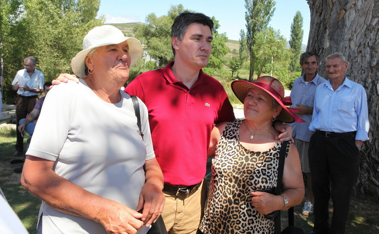 Zadar, 050811.
U Kastel Zegarskom na izletistu Mlinice na Zrmanji druzili su se clanovi aktivisti izborne jedinice sa celnicima Kastavske skupine – Zoranom Milanovicem, Radimirom Cacicem i Silvanom Hreljom.
Na slici: Milanovic i simpatizerke
Foto: Vladimi Zadar, 050811.
U Kastel Zegarskom na izletistu Mlinice na Zrmanji druzili su se clanovi aktivisti izborne jedinice sa celnicima Kastavske skupine – Zoranom Milanovicem, Radimirom Cacicem i Silvanom Hreljom.
Na slici: Milanovic i simpatizerke
Foto: Vladimi