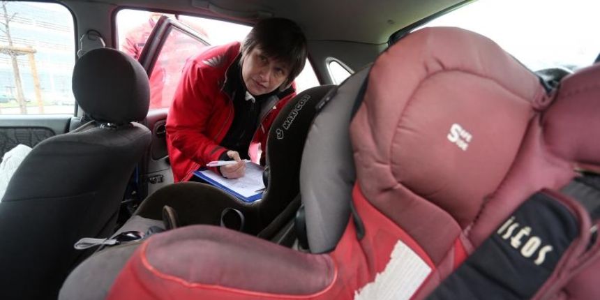 Zagreb – Udruga RODA organizirala besplatni pregled djecjih autosjedalica na parkiralistu u Heinzelovoj ulici. Photo: Slavko Midzor/PIXSELL