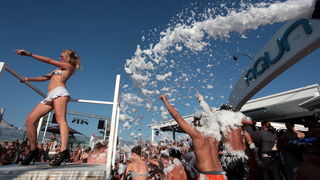 Novalja / Zrce, 260811.
Tematski blok: Pjena party u Aquariusu. Jedan od zastitnih znakova zrcanskog kluba Aquarius je pjena party. Svakodnevni je sastavni dio Aquariusovih After Beach Partyja. Taj jednostavan dogadjaj izuzetno veseli partijanere koji rad