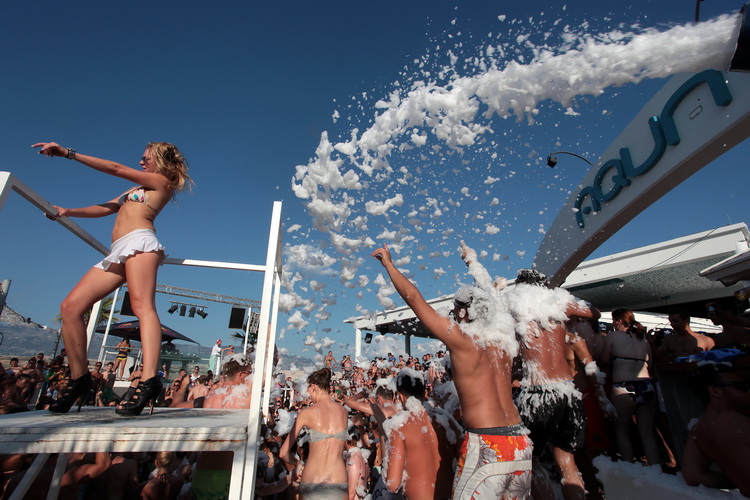 Novalja / Zrce, 260811.
Tematski blok: Pjena party u Aquariusu. Jedan od zastitnih znakova zrcanskog kluba Aquarius je pjena party. Svakodnevni je sastavni dio Aquariusovih After Beach Partyja. Taj jednostavan dogadjaj izuzetno veseli partijanere koji rad