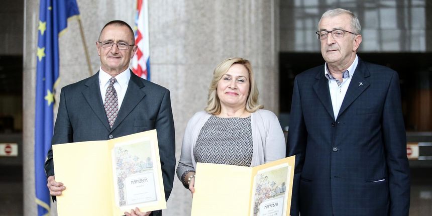 U Nacionalnoj i sveucilisnoj knjiznici otvorena je izlozba “Napredak: 1990.- 2015.”, u povodu 115. obljetnice utemeljenja Hrvatskog kulturnog drustva Napredak. Ivan Kosic, Tatjana Petric, Franjo Topic. U Nacionalnoj i sveucilisnoj knjiznici otvorena je izlozba “Napredak: 1990.- 2015.”, u povodu 115. obljetnice utemeljenja Hrvatskog kulturnog drustva Napredak. Ivan Kosic, Tatjana Petric, Franjo Topic.