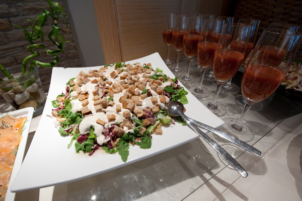 Zadar, 230712.
Hrvatski tim kuhara priprema se punom parom za kuharsku Olimpijadu koja ce se uskoro odrzati u njemackom Erfurtu. Upravo stoga je u restoranu Magnolija u Falkensteiner hotelu Adriana, u Resortu Borik u Zadru odrzan trening hrvatske seniorsk Zadar, 230712.
Hrvatski tim kuhara priprema se punom parom za kuharsku Olimpijadu koja ce se uskoro odrzati u njemackom Erfurtu. Upravo stoga je u restoranu Magnolija u Falkensteiner hotelu Adriana, u Resortu Borik u Zadru odrzan trening hrvatske seniorsk