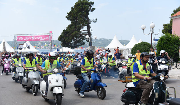 Spektakularni defile vespaša, foto: Vinko Pešić