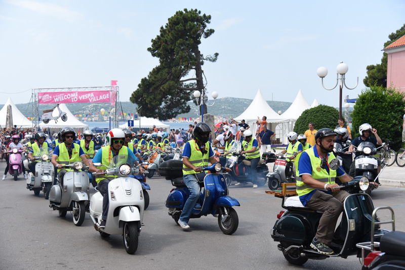 Spektakularni defile vespaša, foto: Vinko Pešić Spektakularni defile vespaša, foto: Vinko Pešić