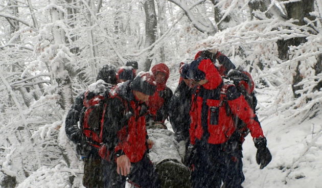 Gospic, Velebit, 020110. Clanovi GSS-a Gospic danas su na srednjem Velebitu oko 14 sati spasili zivot planinaru Miroslavu Narancicu iz Koprivnice kojeg su clanovi GSS-a pronasli ispod stijena vrha Badanj u pothladjenom stanju s ozlijedjenom nogom koja je
