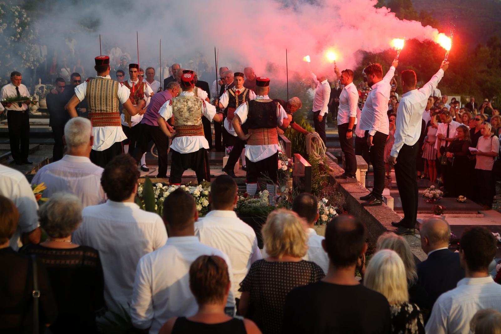 Posljednji ispraćaj Olivera Dragojevića na groblju Sveti Roko u Veloj Luci Posljednji ispraćaj Olivera Dragojevića na groblju Sveti Roko u Veloj Luci