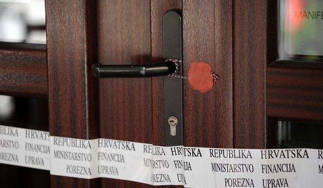 Zadar, 170413.
Zbog manjih financijskih nepravilnosti, popularni restoran Pet bunara koji se nalazi blizu istoimenog trga, odlukom porezne uprave (Ministarstvo financija) je zatvoren na pet dana i kaznjen s novcanom kaznom od 18 000 kn.
Na fotografiji: za