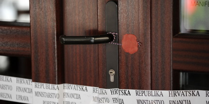 Zadar, 170413.
Zbog manjih financijskih nepravilnosti, popularni restoran Pet bunara koji se nalazi blizu istoimenog trga, odlukom porezne uprave (Ministarstvo financija) je zatvoren na pet dana i kaznjen s novcanom kaznom od 18 000 kn.
Na fotografiji: za Zadar, 170413.
Zbog manjih financijskih nepravilnosti, popularni restoran Pet bunara koji se nalazi blizu istoimenog trga, odlukom porezne uprave (Ministarstvo financija) je zatvoren na pet dana i kaznjen s novcanom kaznom od 18 000 kn.
Na fotografiji: za