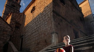 Vis 210812.
Otok Vis jedan je od najudaljenijih hrvatskih otoka koji broji nesto manje od 3 i pol tisuce stanovnika.No u vrijeme turisticke sezone otok postaje omiljena destinacija turistima od kojih je tradicionalno u kolovozu najvise Talijana.Vis ima bo