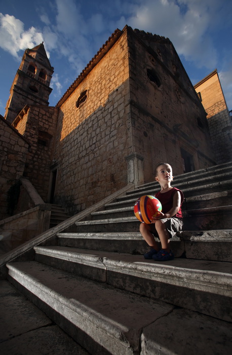 Vis 210812.
Otok Vis jedan je od najudaljenijih hrvatskih otoka koji broji nesto manje od 3 i pol tisuce stanovnika.No u vrijeme turisticke sezone otok postaje omiljena destinacija turistima od kojih je tradicionalno u kolovozu najvise Talijana.Vis ima bo