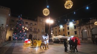 Građani na ulicama Zadra poštujući mjere dočekali 2021. godinu