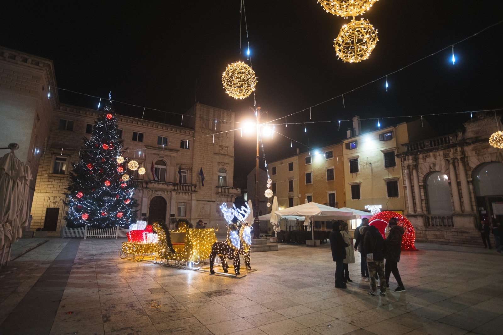 Građani na ulicama Zadra poštujući mjere dočekali 2021. godinu