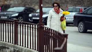 Zadar, 080313.
Danas se diljem svijeta, pa tako i u Zadru, obiljezava Medjunarodni dan zena.
Zadrani su danas zenama, prema obicaju, poklanjali cvijece.
Na fotografiji: detalj iz grada.
Foto: Jure Miskovic / CROPIX