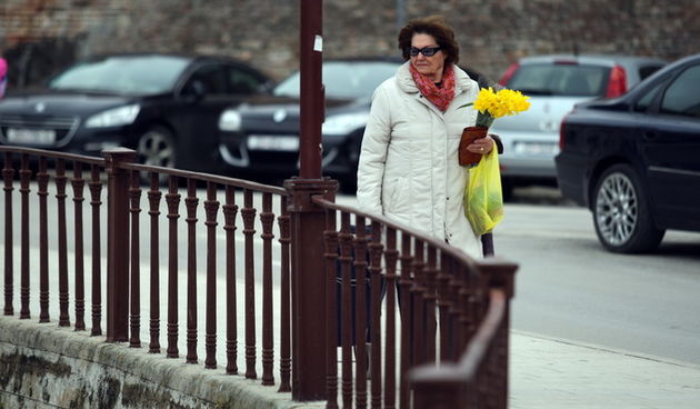 Zadar, 080313.
Danas se diljem svijeta, pa tako i u Zadru, obiljezava Medjunarodni dan zena.
Zadrani su danas zenama, prema obicaju, poklanjali cvijece.
Na fotografiji: detalj iz grada.
Foto: Jure Miskovic / CROPIX