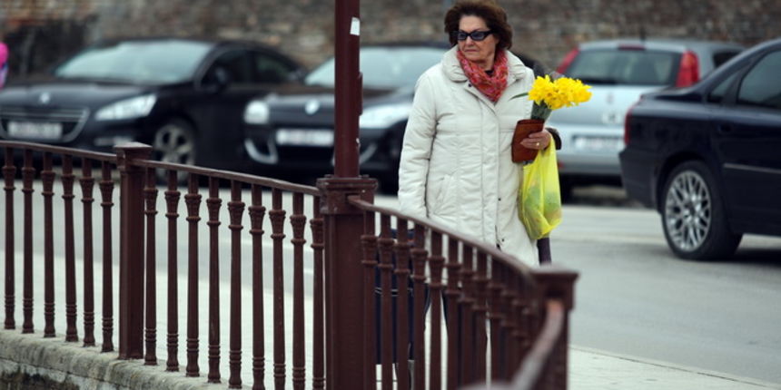 Zadar, 080313.
Danas se diljem svijeta, pa tako i u Zadru, obiljezava Medjunarodni dan zena.
Zadrani su danas zenama, prema obicaju, poklanjali cvijece.
Na fotografiji: detalj iz grada.
Foto: Jure Miskovic / CROPIX