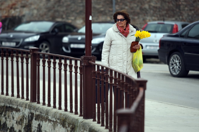 Zadar, 080313.
Danas se diljem svijeta, pa tako i u Zadru, obiljezava Medjunarodni dan zena.
Zadrani su danas zenama, prema obicaju, poklanjali cvijece.
Na fotografiji: detalj iz grada.
Foto: Jure Miskovic / CROPIX