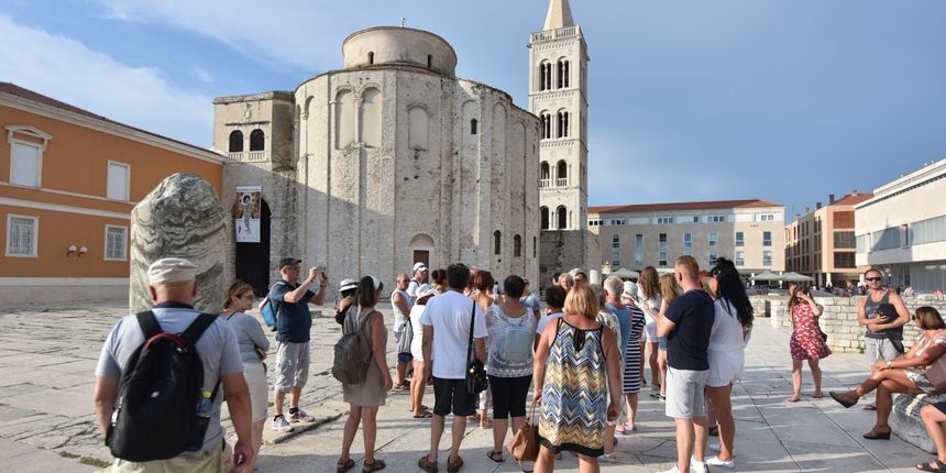 Velik broj turista iz cijelog svijeta uživa u ljepotama Zadra