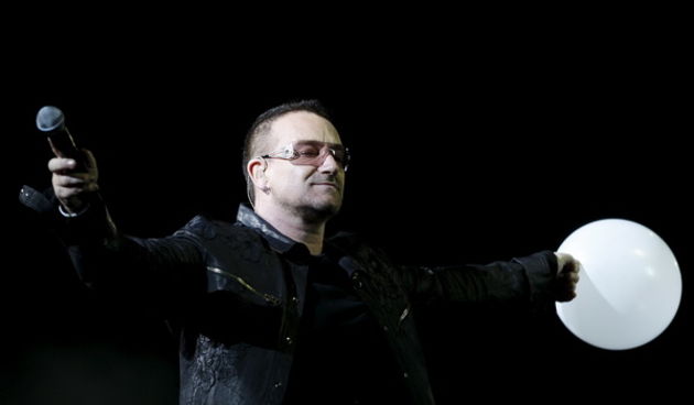 Zagreb, 100809.
Maksimirski stadion.
Drugi koncert irske rock grupe U2 koja po prvi puta gostuje u Hrvatskoj na ovogodisnjoj turneji 360 tour.
Na slici: pjevac grupe Bono Vox, gitarist Edge, basist Adam Clayton i bubnjar Larry Mullen Jr.
Foto: Goran Mehke