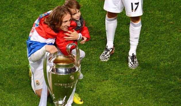 Luka i Ivano Modrić s peharom pobjednika Lige prvaka, foto. twitter.com