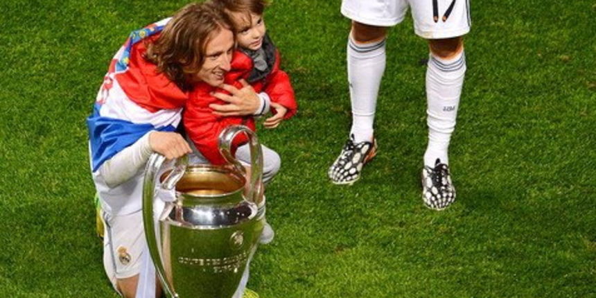 Luka i Ivano Modrić s peharom pobjednika Lige prvaka, foto. twitter.com Luka i Ivano Modrić s peharom pobjednika Lige prvaka, foto. twitter.com