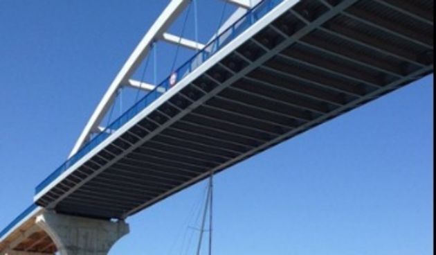 Jarbolima opet zapeli za most, gotovo sat i pol su ih izvlačili, foto: čitatelj 24sata