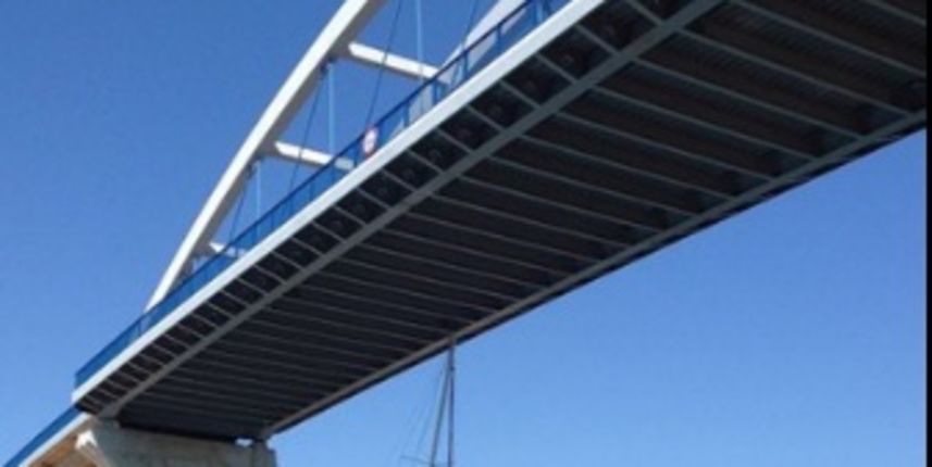 Jarbolima opet zapeli za most, gotovo sat i pol su ih izvlačili, foto: čitatelj 24sata