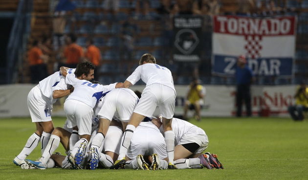 Varazdin, 070811.
Stadion Andjelko Herjavec.
Nogometna utakmica  3.kolo prve Hrvatske nogometne lige Varazdin – Zadar.
Na slici: Slavlje igraca Zadra nakon drugog gola Ivana Santinia.
Foto: Dugi Nenad / Cropix