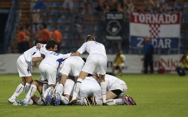 Varazdin, 070811.
Stadion Andjelko Herjavec.
Nogometna utakmica 3.kolo prve Hrvatske nogometne lige Varazdin – Zadar.
Na slici: Slavlje igraca Zadra nakon drugog gola Ivana Santinia.
Foto: Dugi Nenad / Cropix Varazdin, 070811.
Stadion Andjelko Herjavec.
Nogometna utakmica 3.kolo prve Hrvatske nogometne lige Varazdin – Zadar.
Na slici: Slavlje igraca Zadra nakon drugog gola Ivana Santinia.
Foto: Dugi Nenad / Cropix