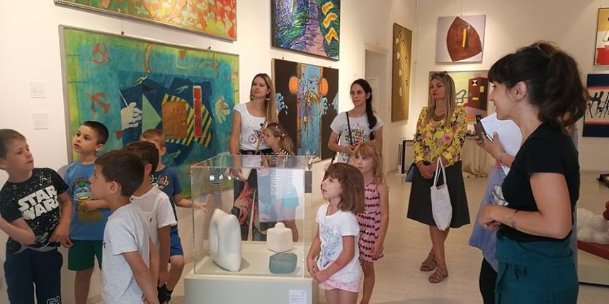Mališani iz DV “Voštarnica” obišli Galeriju umjetnina Mališani iz DV “Voštarnica” obišli Galeriju umjetnina