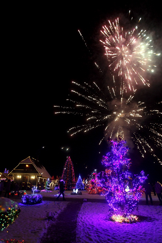 Cazma, 171210.
Grabovnica pokraj Cazme.
Imanje obitelji Salaj.
Predsjednica Vlade Jadranka Kosor svecano je upalila lampice na imanju obitelji Salaj u okviru Bozicne price u Cazmi.
Na imanju je ove godine upaljeno 1100000 lampica.
Prigodom otvorenja bio j