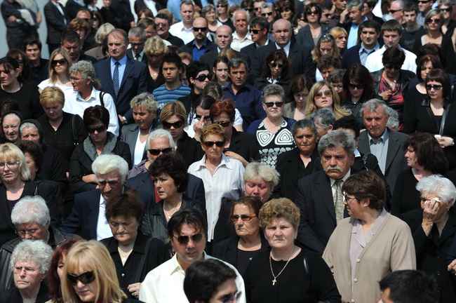 Povljana, 270410.
Vise tisuca Pazana i zitelja Zadarske i Licko – senjske zupanije okupilo se u Povljani na posljednjem ispracaju Martini Skodi (19), Anti Pogorilicu (21) i Marinu Orlicu (24) koji su tragicno izgubili zivot u prometnoj nesreci u nedjelju Povljana, 270410.
Vise tisuca Pazana i zitelja Zadarske i Licko – senjske zupanije okupilo se u Povljani na posljednjem ispracaju Martini Skodi (19), Anti Pogorilicu (21) i Marinu Orlicu (24) koji su tragicno izgubili zivot u prometnoj nesreci u nedjelju
