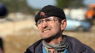 Vir, 190213.
Otok Vir. 
Kao sto je i najavljeno, pocelo je rusenje ilegalnih objekata. Polazisna tocka bagera je otok Vir na kojem je oko 8.000 bespravno izgradjenih objekata. Nesto prije 9 sati prvi je bager stigao na taj otok. Policija asistira na podru