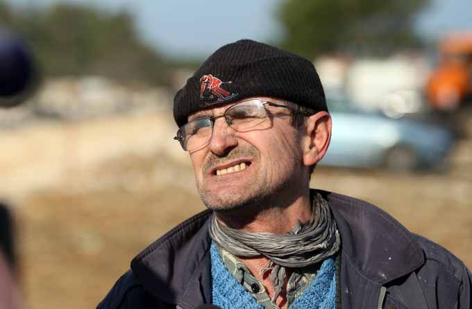 Vir, 190213.
Otok Vir. 
Kao sto je i najavljeno, pocelo je rusenje ilegalnih objekata. Polazisna tocka bagera je otok Vir na kojem je oko 8.000 bespravno izgradjenih objekata. Nesto prije 9 sati prvi je bager stigao na taj otok. Policija asistira na podru