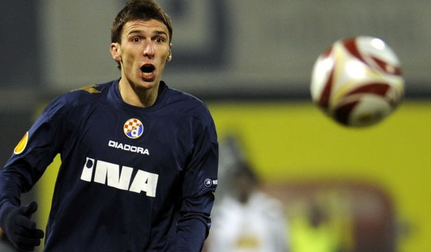 Zagreb, 171209. Stadion Maksimir. Nogometna utakmica Uefine Europske Lige, skupine A, 6. kolo izmedju Dinama i rumunjskog Temisvara. Na slici: Mario Mandzukic prati pogledom loptu. Foto: Drago Sopta / CROPIX
