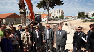 Zadar, 150413.
Ulica Petra Skoke i Marina Getaldica. Pocetak radova na ugradnji kolektora oborinskih voda i kolnika s infrastrukturom vrijedan 40 milijuna kuna. Na fotografiji detalj sa gradilista.
Na fotografiji predstavnici Hrvatskih voda, odvodnje i gr