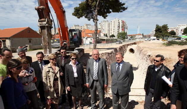 Zadar, 150413.
Ulica Petra Skoke i Marina Getaldica. Pocetak radova na ugradnji kolektora oborinskih voda i kolnika s infrastrukturom vrijedan 40 milijuna kuna. Na fotografiji detalj sa gradilista.
Na fotografiji predstavnici Hrvatskih voda, odvodnje i gr