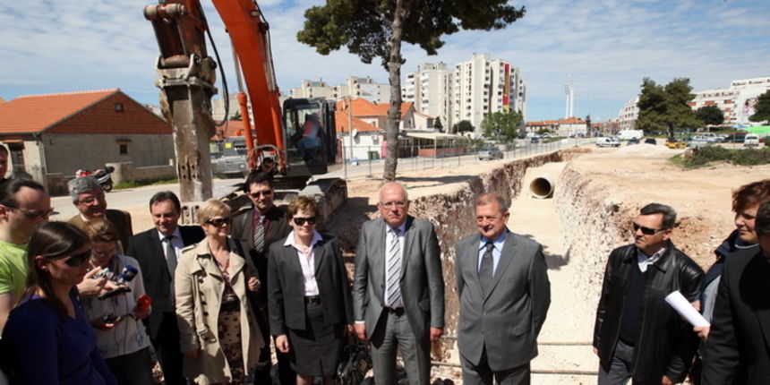 Zadar, 150413.
Ulica Petra Skoke i Marina Getaldica. Pocetak radova na ugradnji kolektora oborinskih voda i kolnika s infrastrukturom vrijedan 40 milijuna kuna. Na fotografiji detalj sa gradilista.
Na fotografiji predstavnici Hrvatskih voda, odvodnje i gr