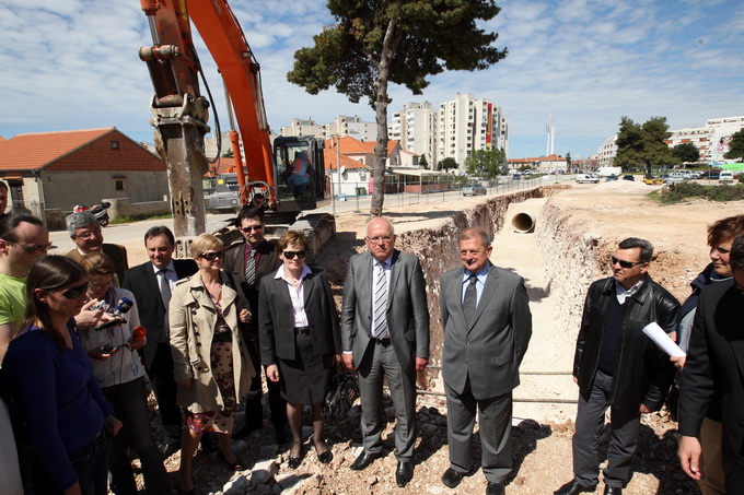 Zadar, 150413.
Ulica Petra Skoke i Marina Getaldica. Pocetak radova na ugradnji kolektora oborinskih voda i kolnika s infrastrukturom vrijedan 40 milijuna kuna. Na fotografiji detalj sa gradilista.
Na fotografiji predstavnici Hrvatskih voda, odvodnje i gr
