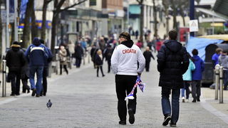 Swansea (Wales), 260313.
Swansea uoci kvalifikacijske utakmice za Svjetsko prvenstvo u Brazilu, 2014. godine, izmedju reprezentacija Walesa i Hrvatske.
Hrvatski navijaci u centru grada, prije vecerasnje nogometne utakmice .
Foto: Boris Kovacev / CROPIX